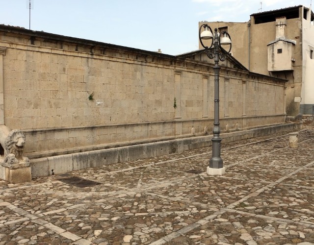 Fontana Angioina o dei Pilieri