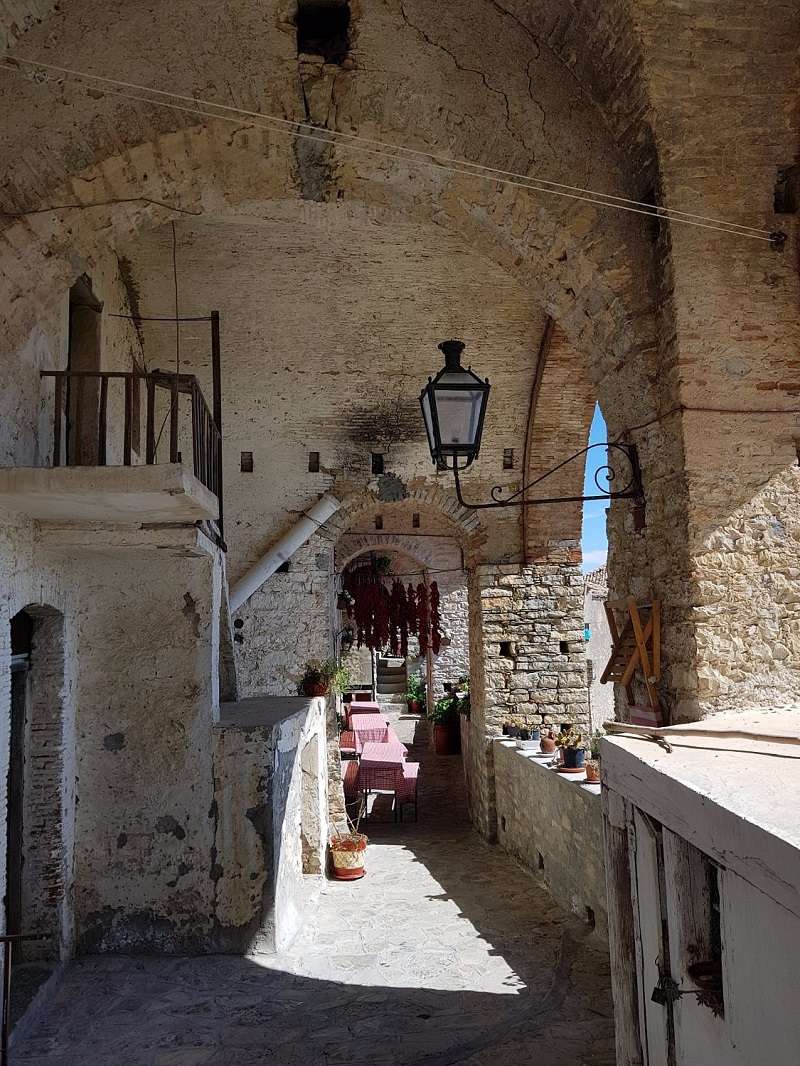 Le Lamie di Bitonte, Palazzo Rondinelli e Torre del Carcere
